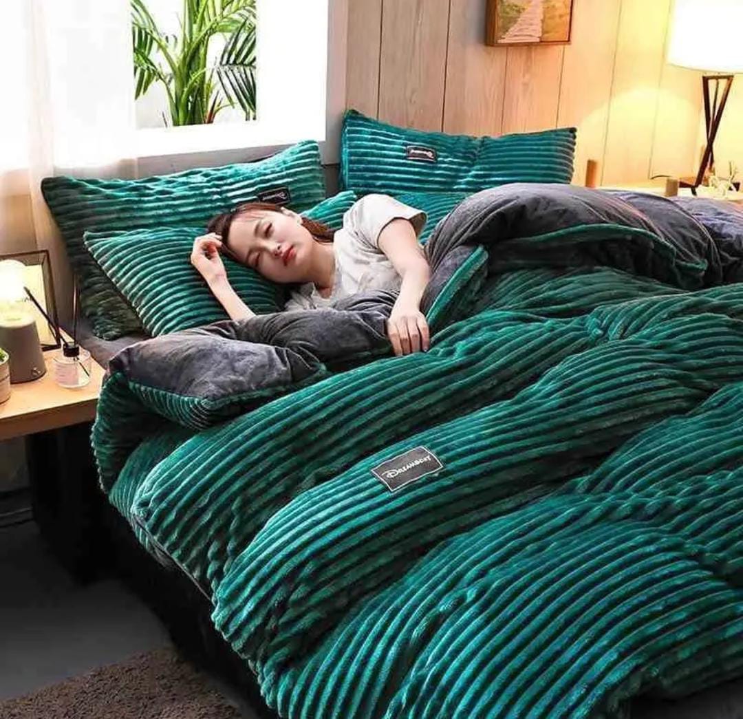 Velvet duvets;1 pc duvet,1 pc bedsheet and 2 pcs pillow cases 6x7 - Image 12