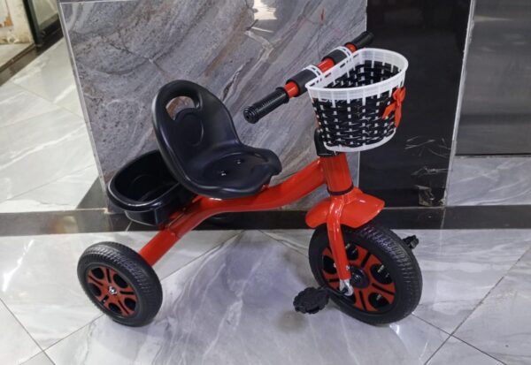 CHILDREN RIDE ON TRICYCLE