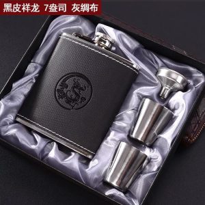 200ML Hip whisky bottle.Comes in a nice package and with two tot cups